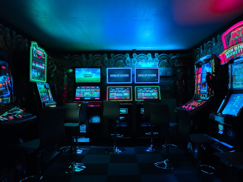 电竞爱好者观赛场景 - 多名年轻人在客厅使用大屏幕电视观看k1电竞直播，气氛热烈